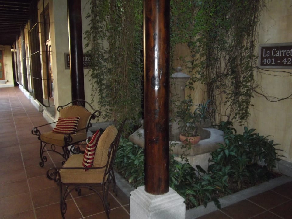 Sitzecke mit Brunnen Hotel Camino Real Antigua
