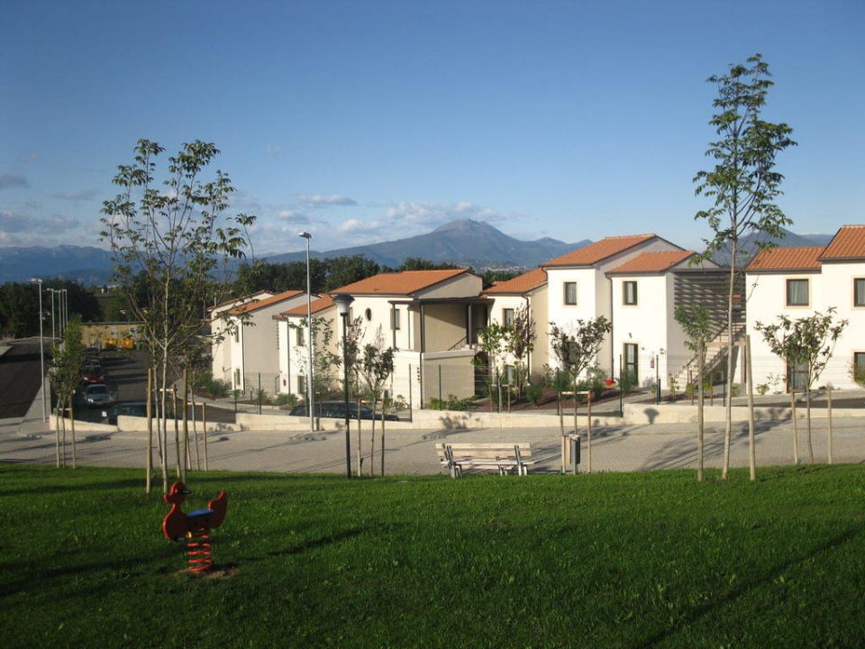 Ausblick vom Spielplatz zur Anlage und Umgebung Belvedere Village
