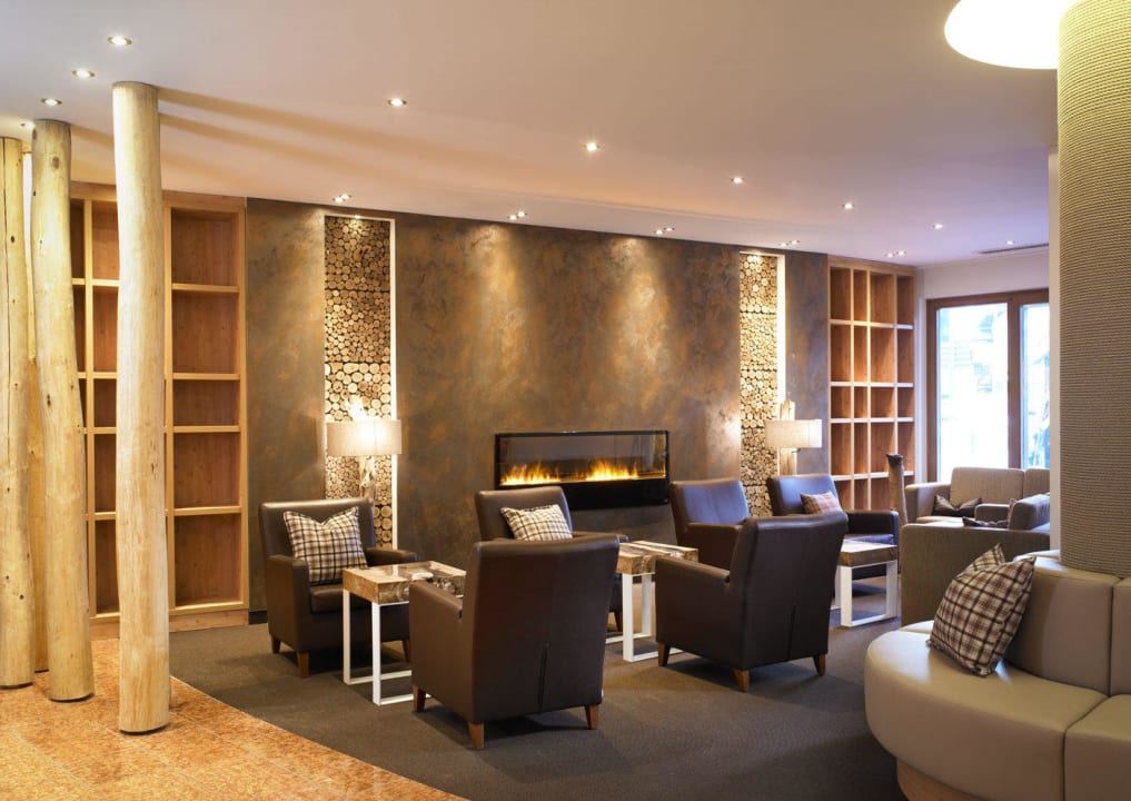 Lobby mit Kamin Das Alpenhaus Kaprun