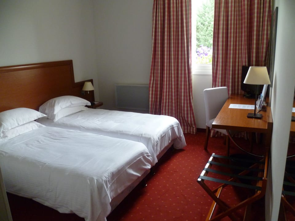 Zimmer - zu klein für einen 7tägigen Aufenthalt Hotel Les Jardins D'adalric