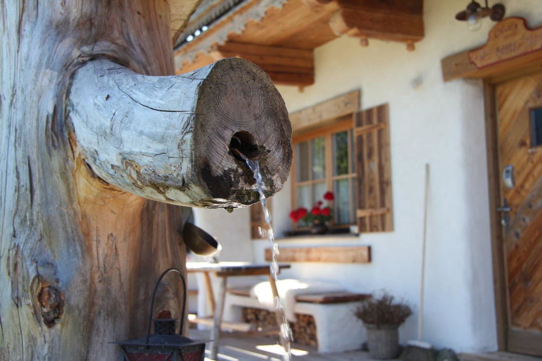 "richtiges Quellwasser vor der Hütte" Almdorf Flachau