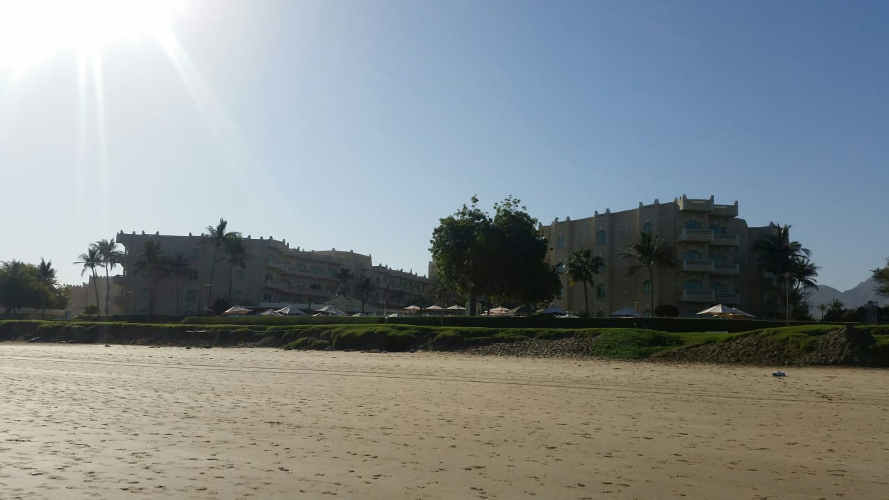 Das Hotel vom Strand aus gesehen. Grand Hyatt Muscat