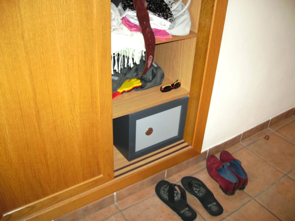 Im Schrank war ein Tresor für ganz kleines Geld  Paguera Treff Boutique Hotel