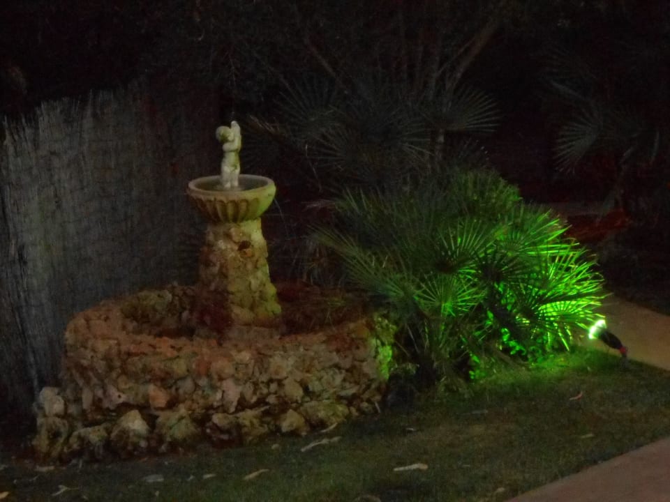 Brunnen am Abend Hotel Cala Gat