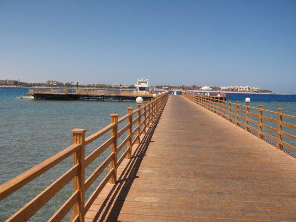 Steg zu den Badeinseln und Booten Cleopatra Luxury Resort Makadi Bay