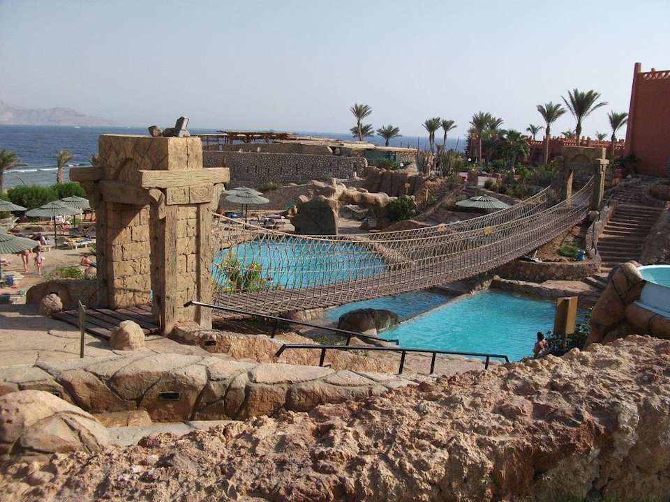 Hängebrücke über Poollandschaft Hotel Hauza Beach Resort