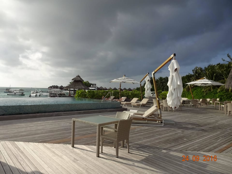 Poolbereich Baros Maldives Resort