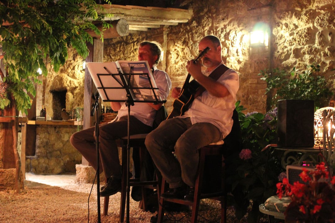 Live music at the Tree House Bar Hotel Relais Borgo Santo Pietro