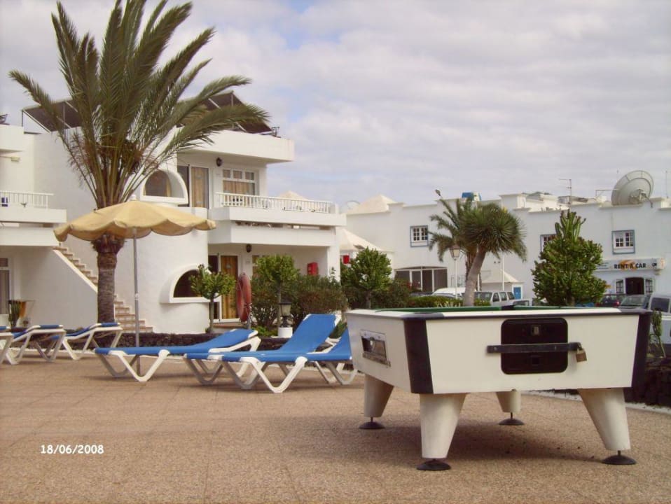 Am Pool im hinteren Bereich Hotel Floresta