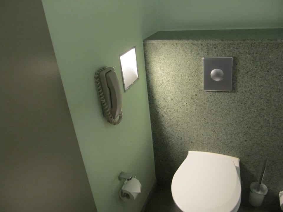 Klo mit Telefon Radisson Blu Hotel Köln