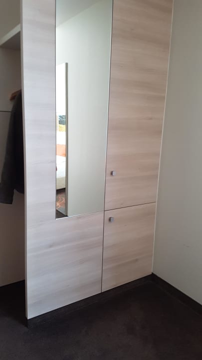Kleiderschrank H4 Hotel Münster City Centre