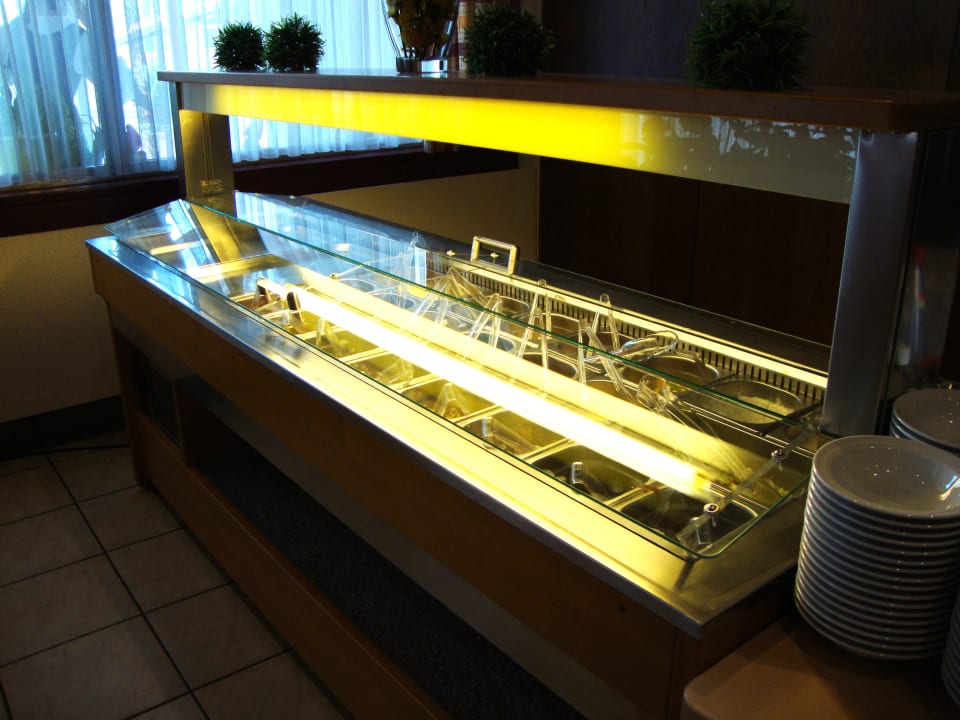 Salatbar mit Schutzabdeckung Hotel Menüwirt
