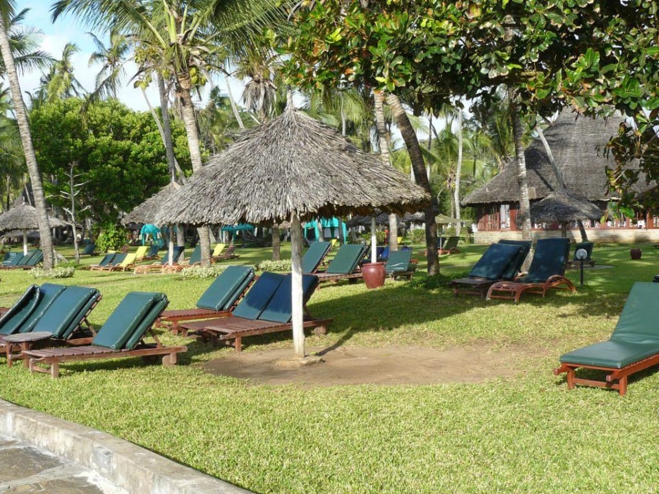 Liegewiese am Strand Neptune Paradise Beach Resort & Spa