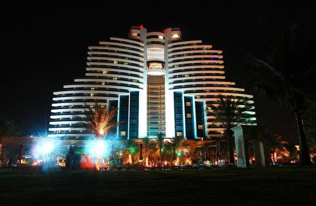 Nachtaufnahme Hotel Le Meridien Al Aqah Beach Resort