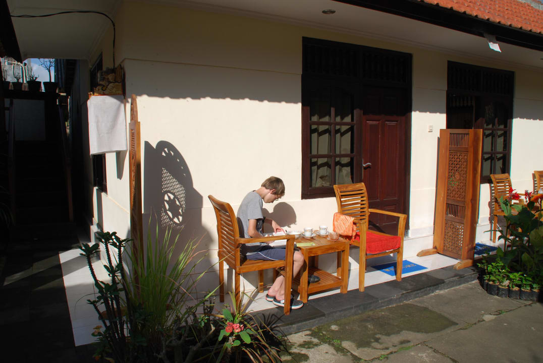 Vor dem Zimmer, hier wird auch Frühstück serviert Dono Guesthouse