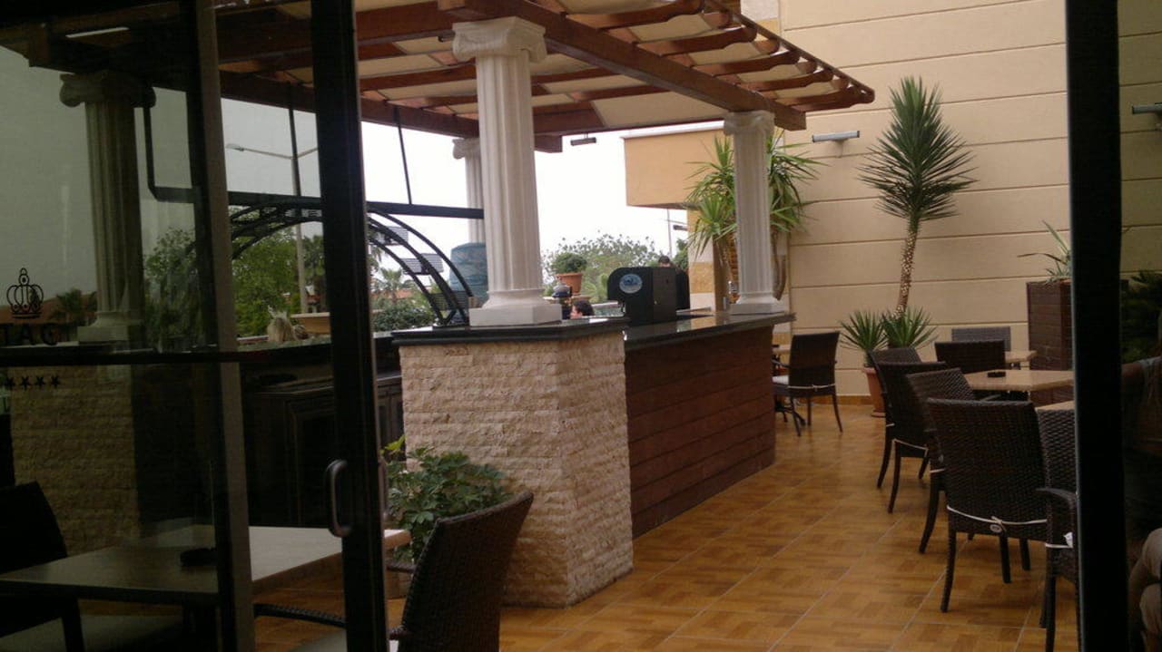 Außen-Terrasse mit Bar Tac Premier Hotel & Spa