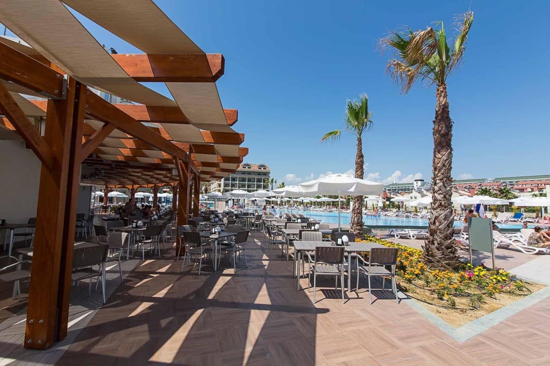 Theatre Bar am Pool Kirman Belazur Resort & Spa