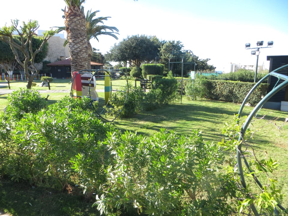 Ein Rundgang in der Gartenanlage Anissa Beach & Village
