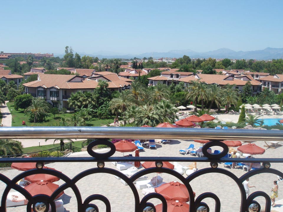 Widok z tarasu restauracji głównej na ogród Starlight Resort Hotel