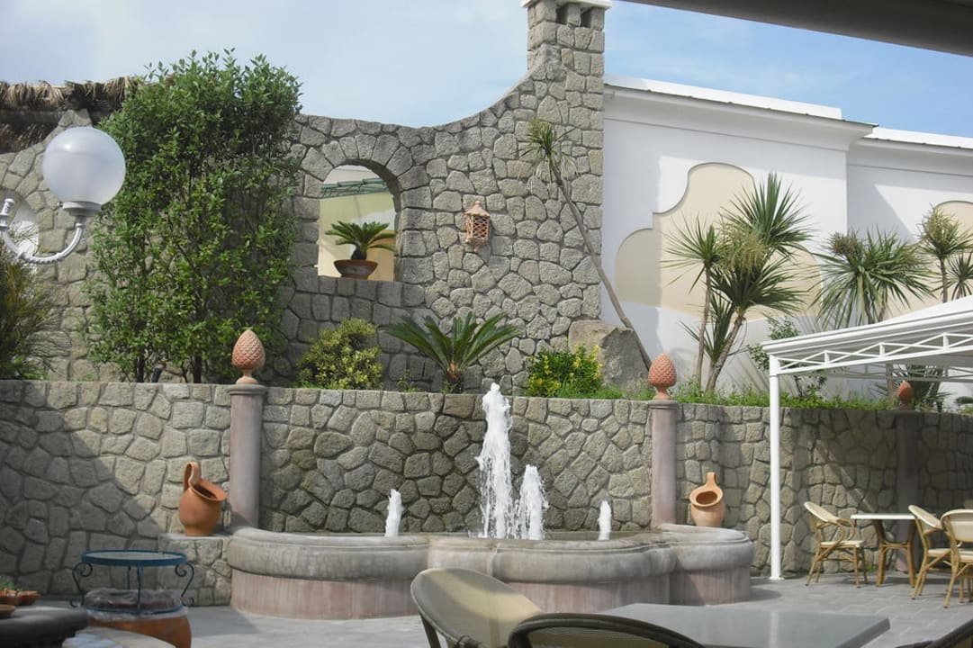 Auch hier liebevolle Details (Frühstücksterrasse) Hotel Tritone Terme & Spa