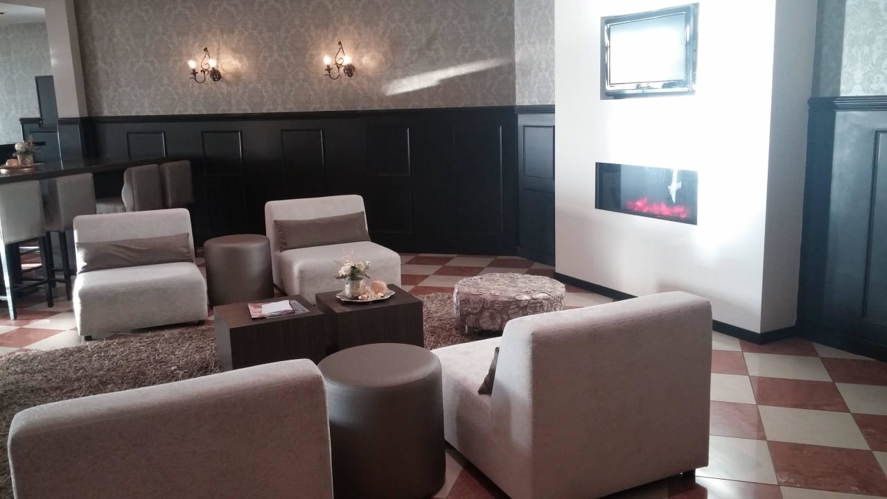 Couch und Kamin in der Lobby Van der Valk Resort Linstow