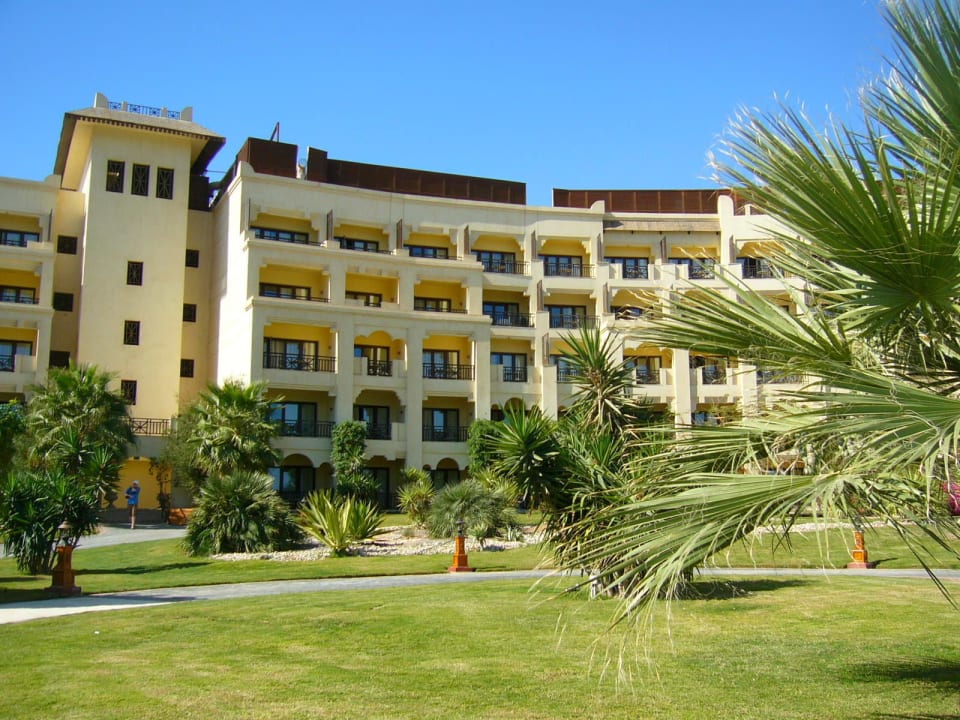 Blick von der Gartenanlage zum Hotel Steigenberger ALDAU Beach Hotel