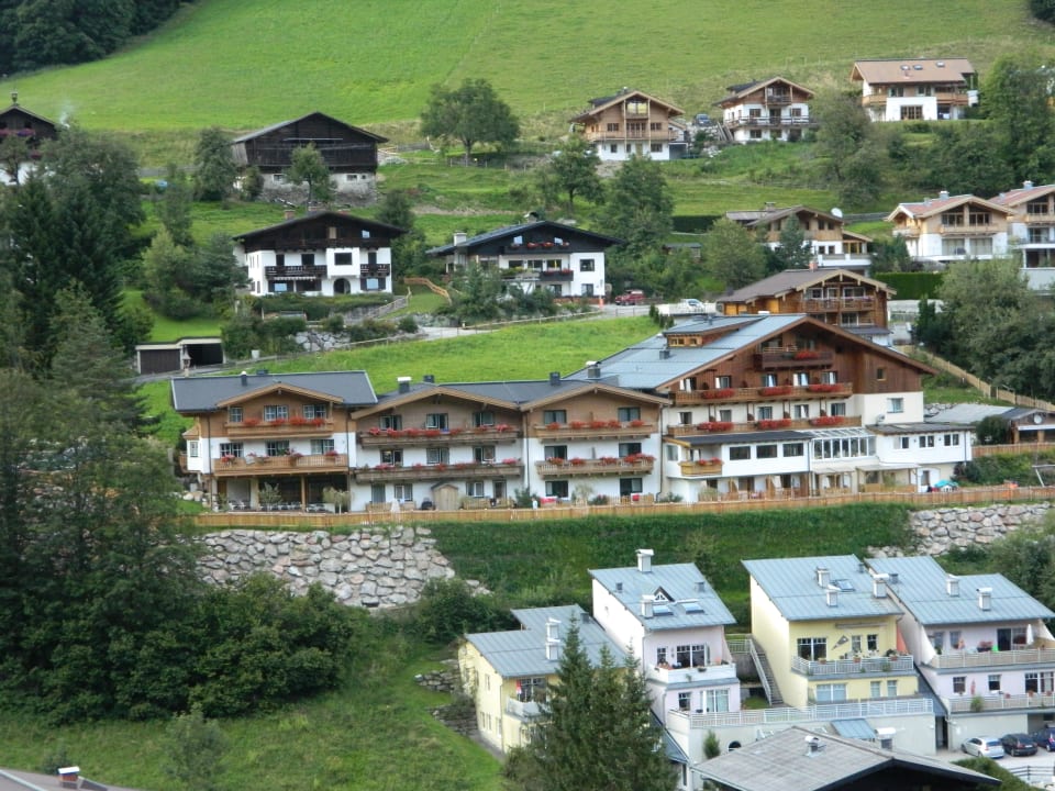 Pohled z protějšího kopce Gartenhotel Daxer