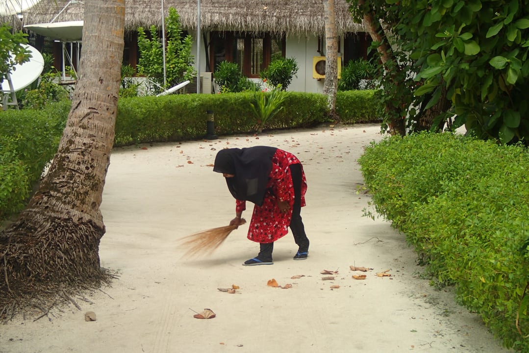 Diese Frauen putzten den ganzen Tag Filitheyo Island Resort
