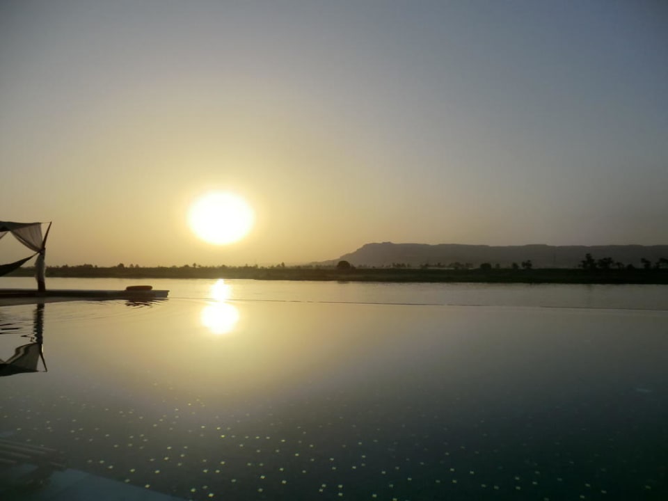 Sonnenuntergang am Pool im Spa-Bereich Hilton Luxor Resort & Spa