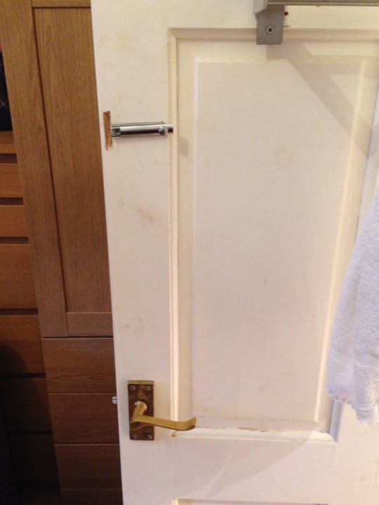 Kaputte Badetür  Hotel Balmore House