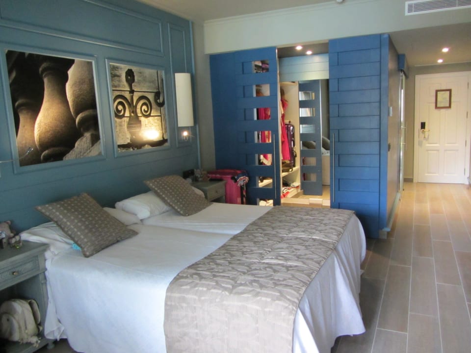 Blick zum begehbaren Kleiderschrank Adrián Hoteles Colón Guanahaní - Adults only