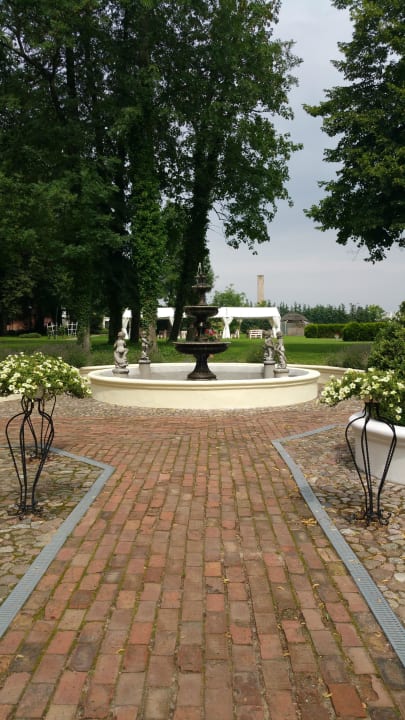 Brunnen im Park Hotel Pałac Runowo