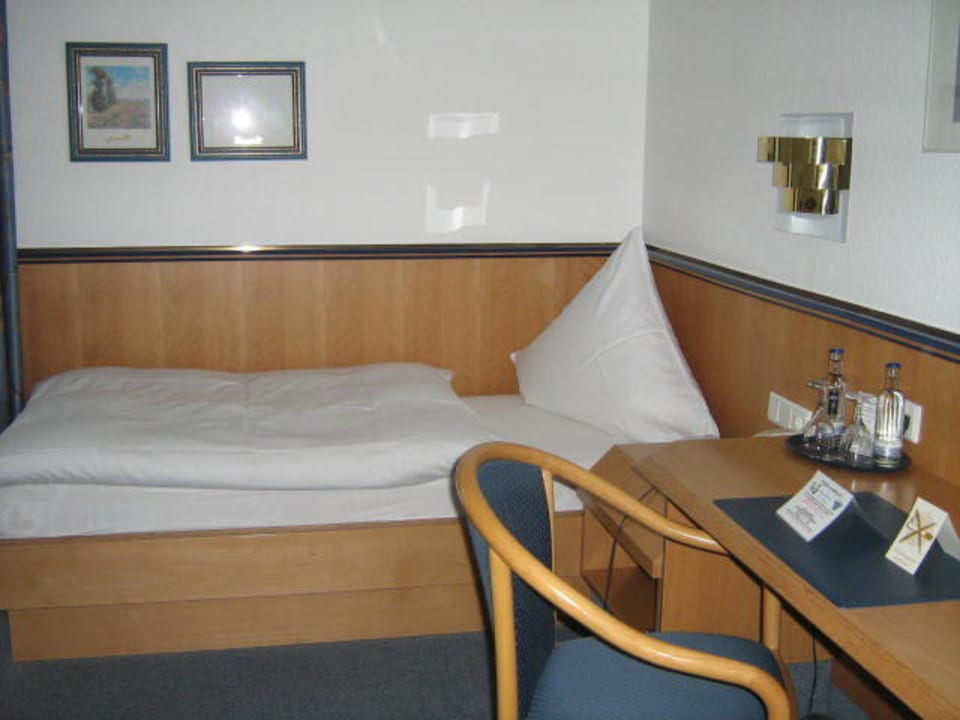 Rechte Seite des Zimmers Hotel Hennedamm