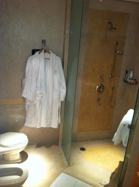 Jeden Tag neuer Bademantel Emirates Palace Mandarin Oriental