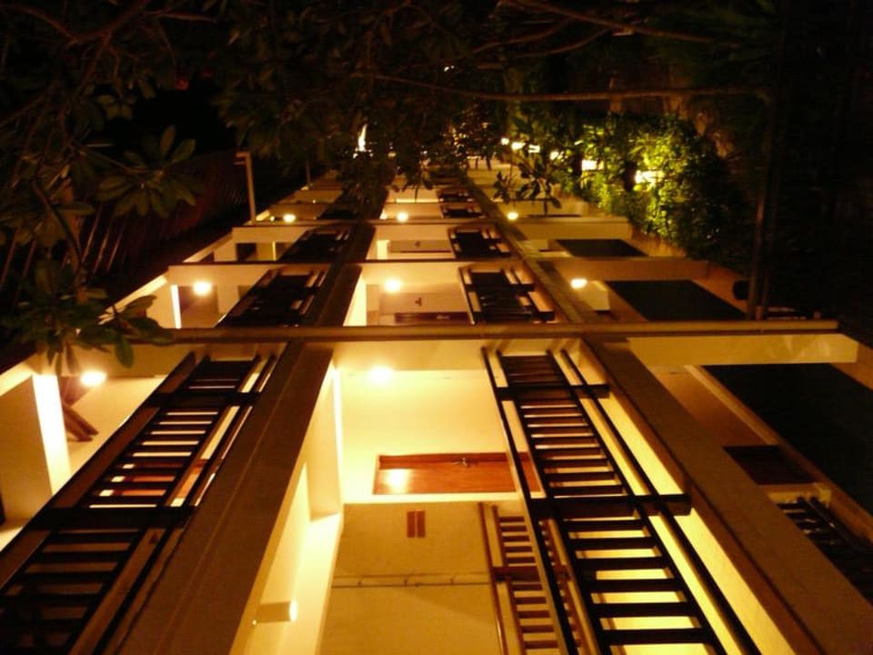 Aussenflur bei Nacht Hotel Sheraton Senggigi Lombok Beach Resort