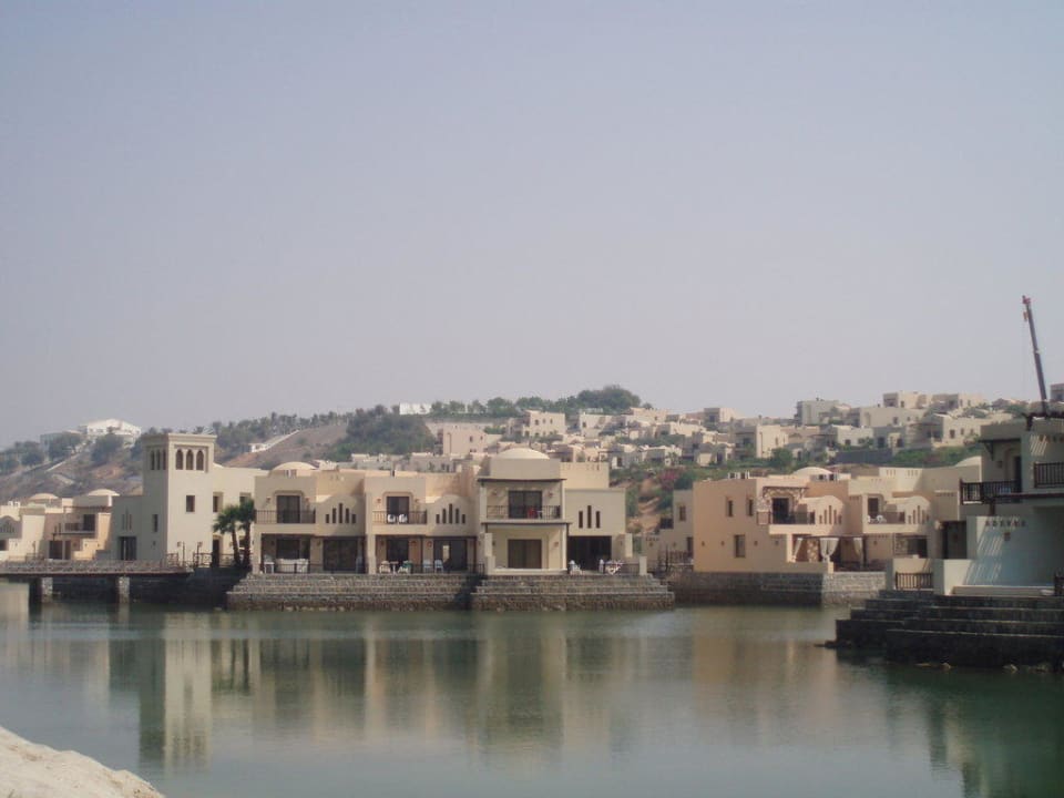 Sicht von den Lagunen aus The Cove Rotana Resort