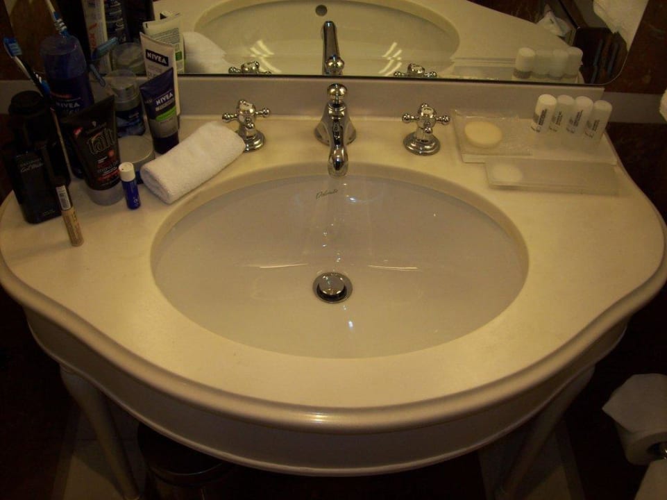 Waschbecken mit Haaren und Kalk  Le Méridien Frankfurt