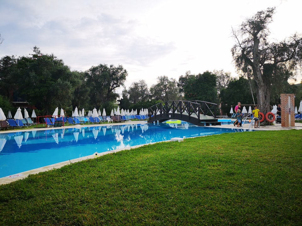 Pool im Zentrum der Anlage Sentido Apollo Palace