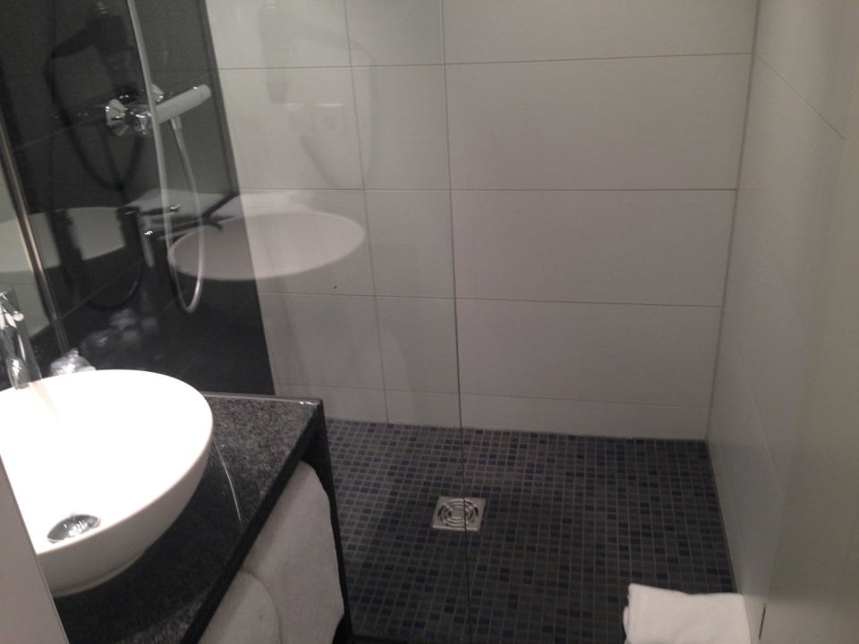 Bad Motel One Köln-Mediapark