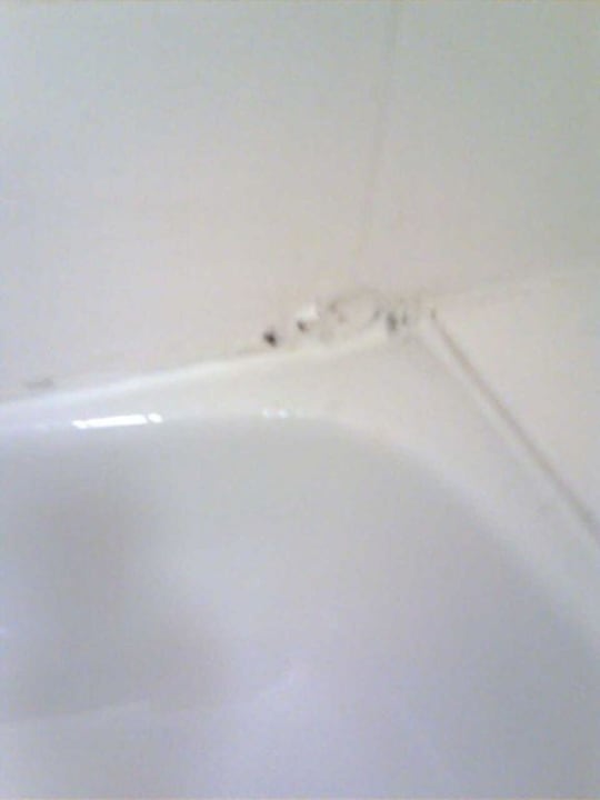 Ein Loch in der Dusche Hotel Umi