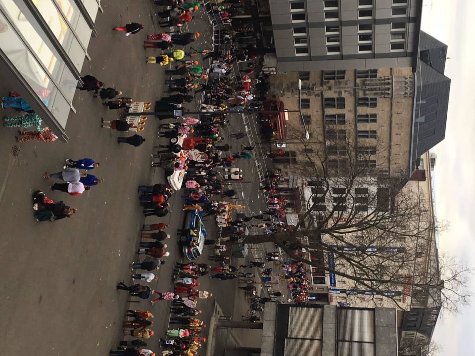Superior Zimmer im 2. Stock mit Blick auf Karneval Hotel Mondial am Dom Cologne- MGallery