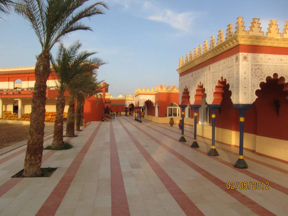 Аллея вдоль арены Pickalbatros Alf Leila Wa Leila Resort - Neverland Hurghada