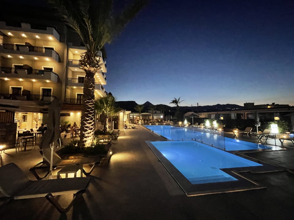 Außenansicht Petousis Hotel & Suites