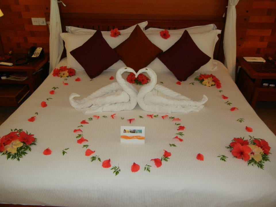 Deluxe Beach Villa 332 - Bett mit Willkommensgruß Kuramathi Maldives