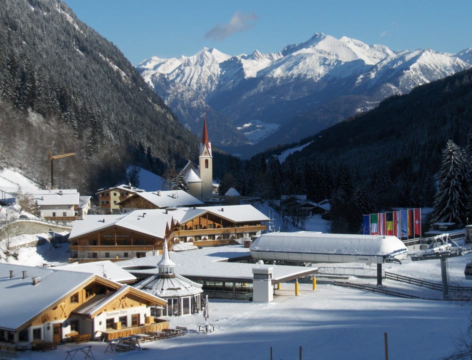 Blick auf die Talstation, Hotel und Kirche Wellness-Sporthotel Ratschings