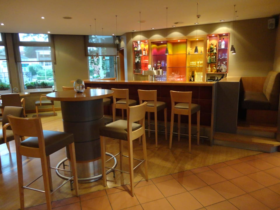 Barbereich in der Lobby Leonardo Hotel Hamburg Airport