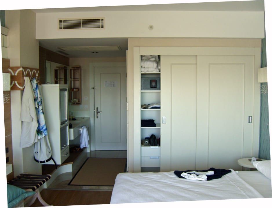 Vom Balkon zu Eingang und Waschbecken (li. hint.) Sentido Trendy Verbena Beach