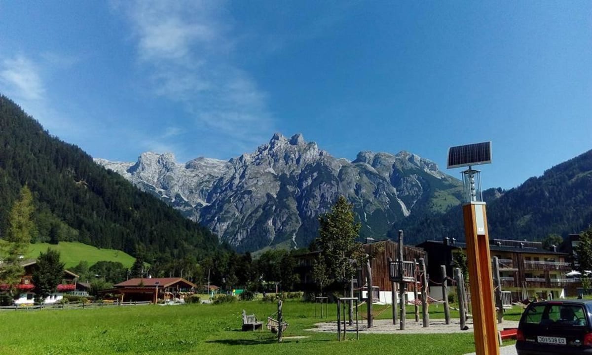 Blick vom Parkplatz Gut Wenghof - Family Resort