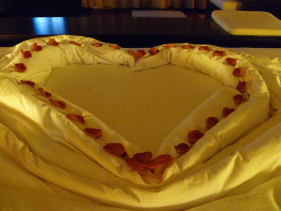 Unser Roomboy beim Bettenmachen Veligandu Maldives Resort Island