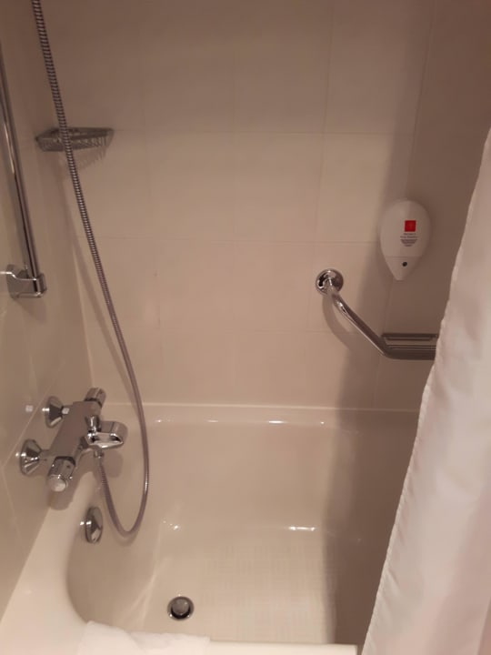 Bad mit Duschbadewanne Lindner Hotel Cottbus